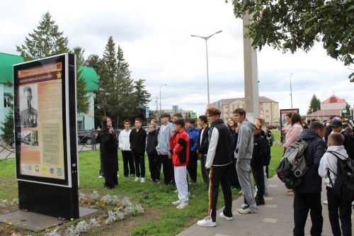 В Нурлате проходят экскурсии по улице Школьная в рамках проекта «Вспомним Героев поименно»