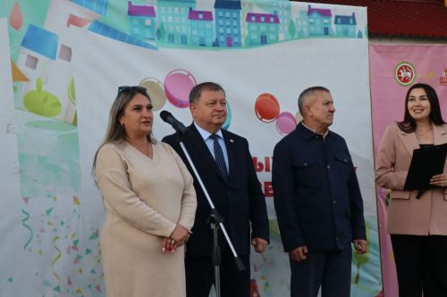 В Нурлате торжественно открыли еще один благоустроенный двор