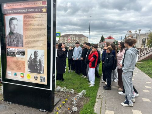 В Нурлате проходят экскурсии по улице Школьная в рамках проекта «Вспомним Героев поименно»