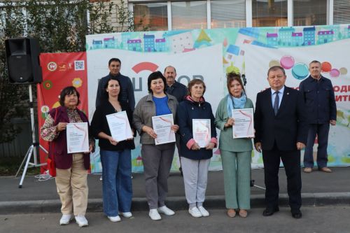 В Нурлате торжественно открыли еще один благоустроенный двор