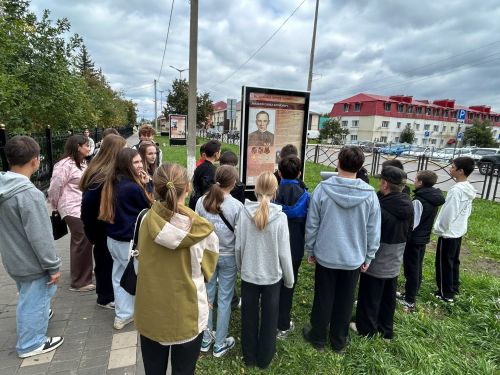 В Нурлате проходят экскурсии по улице Школьная в рамках проекта «Вспомним Героев поименно»