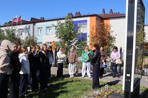 Уроки мужества под открытым небом: нурлатская молодежь знакомится с историей героев-земляков
