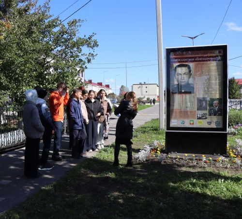 Уроки мужества под открытым небом: нурлатская молодежь знакомится с историей героев-земляков