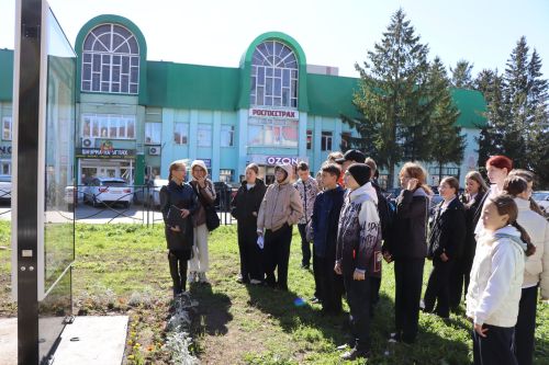 Уроки мужества под открытым небом: нурлатская молодежь знакомится с историей героев-земляков