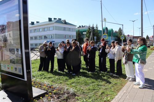 Уроки мужества под открытым небом: нурлатская молодежь знакомится с историей героев-земляков
