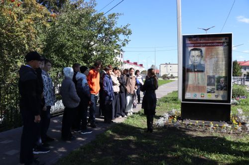 Уроки мужества под открытым небом: нурлатская молодежь знакомится с историей героев-земляков