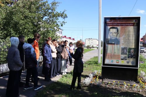 Уроки мужества под открытым небом: нурлатская молодежь знакомится с историей героев-земляков