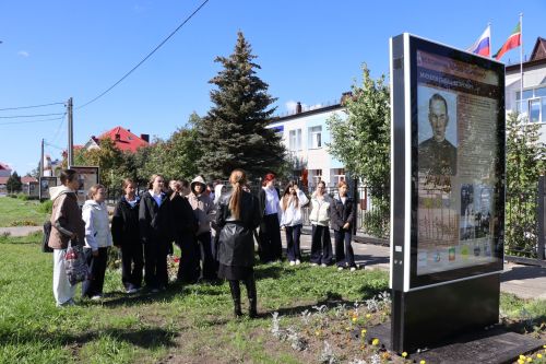 Уроки мужества под открытым небом: нурлатская молодежь знакомится с историей героев-земляков