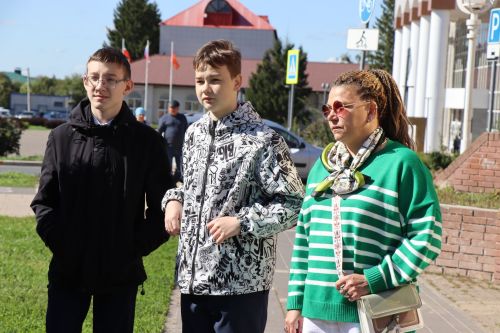 Уроки мужества под открытым небом: нурлатская молодежь знакомится с историей героев-земляков