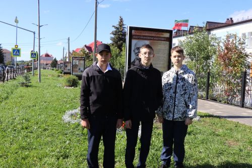 Уроки мужества под открытым небом: нурлатская молодежь знакомится с историей героев-земляков