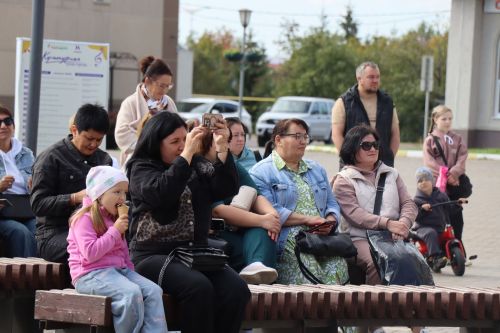 Яркая праздничная программа собрала нурлатцев на центральной площади