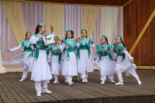 Яркая праздничная программа собрала нурлатцев на центральной площади