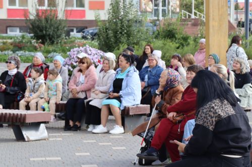 Яркая праздничная программа собрала нурлатцев на центральной площади