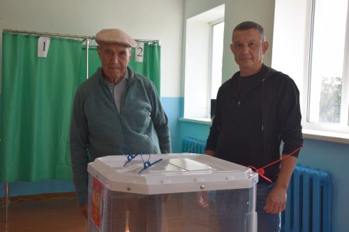 Связь поколений: в Нурлатском районе 96-летний труженик тыла и участник СВО проголосовали вместе