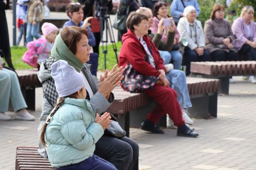 Яркая праздничная программа собрала нурлатцев на центральной площади