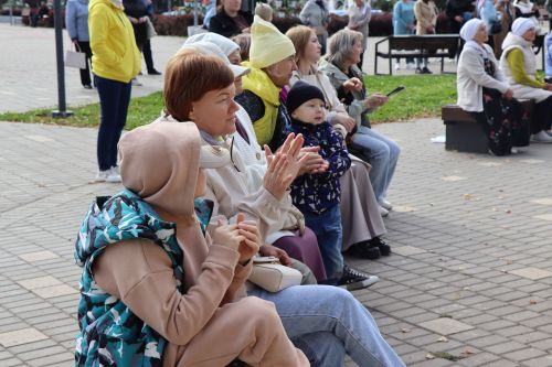 Яркая праздничная программа собрала нурлатцев на центральной площади