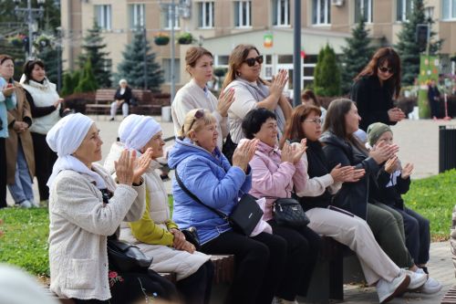 Яркая праздничная программа собрала нурлатцев на центральной площади