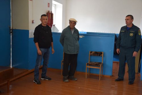 Связь поколений: в Нурлатском районе 96-летний труженик тыла и участник СВО проголосовали вместе