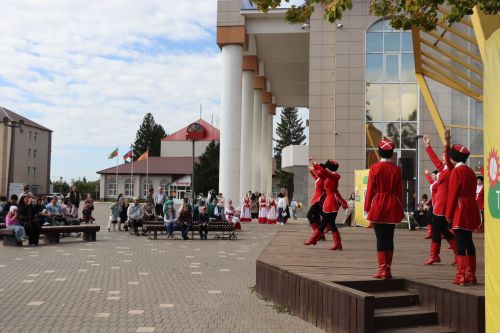 Яркая праздничная программа собрала нурлатцев на центральной площади