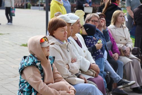 Яркая праздничная программа собрала нурлатцев на центральной площади