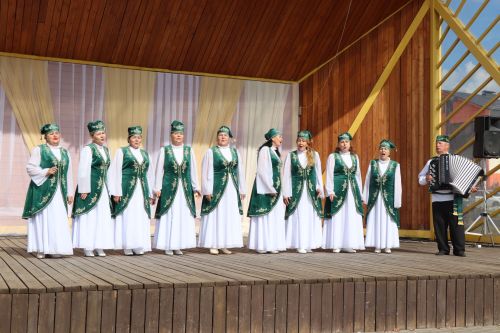 Яркая праздничная программа собрала нурлатцев на центральной площади