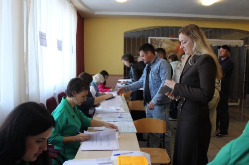 Всей семьей и с хвостатым другом: на выборы пришли четыре поколения Габсаликовых