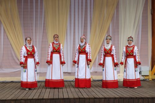 Яркая праздничная программа собрала нурлатцев на центральной площади