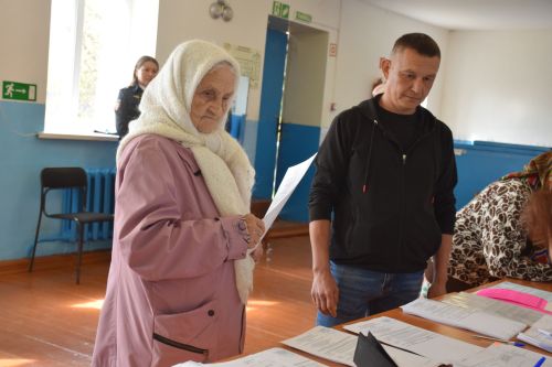 Связь поколений: в Нурлатском районе 96-летний труженик тыла и участник СВО проголосовали вместе