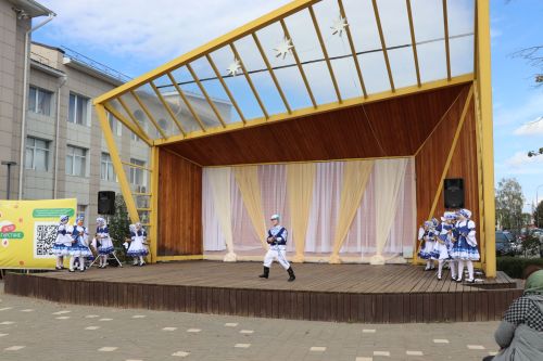 Яркая праздничная программа собрала нурлатцев на центральной площади