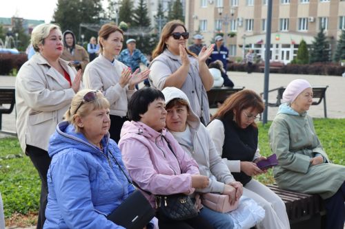 Яркая праздничная программа собрала нурлатцев на центральной площади