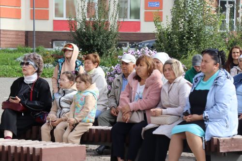 Яркая праздничная программа собрала нурлатцев на центральной площади