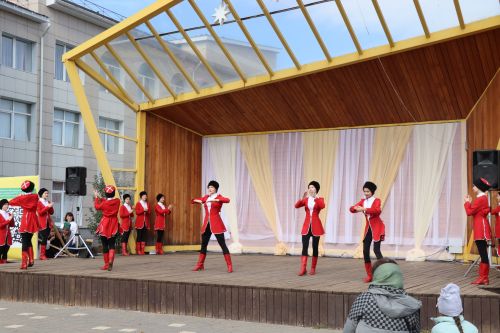 Яркая праздничная программа собрала нурлатцев на центральной площади