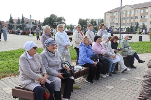 Яркая праздничная программа собрала нурлатцев на центральной площади