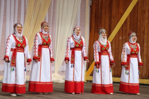 Яркая праздничная программа собрала нурлатцев на центральной площади