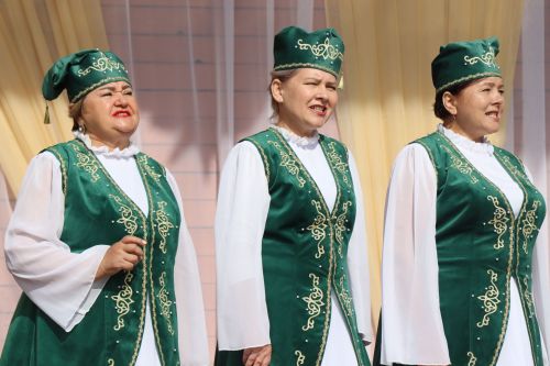 Яркая праздничная программа собрала нурлатцев на центральной площади