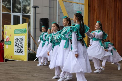 Яркая праздничная программа собрала нурлатцев на центральной площади
