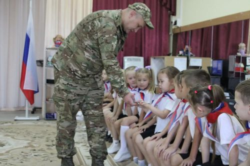 Юные «фиксики» из Нурлата поддержали военных трогательными письмами