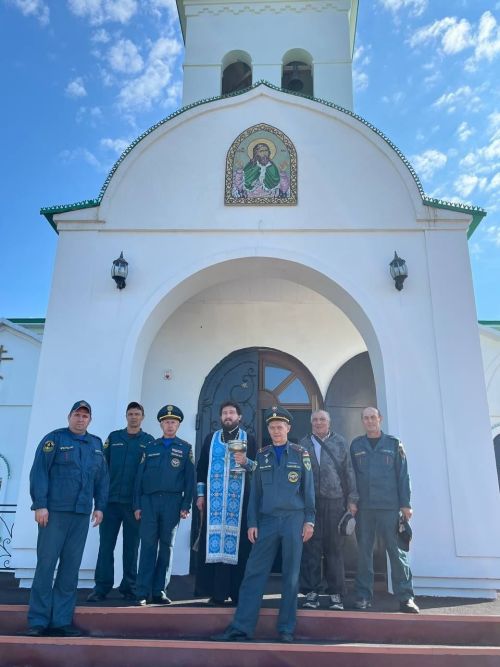 Нурлатские пожарные приняли участие в праздничном богослужении
