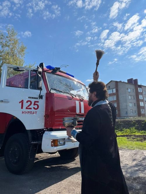 Нурлатские пожарные приняли участие в праздничном богослужении