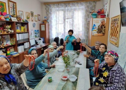 Рябиновые бусы: мастер-класс для тепла и уюта в Нурлатском доме-интернате