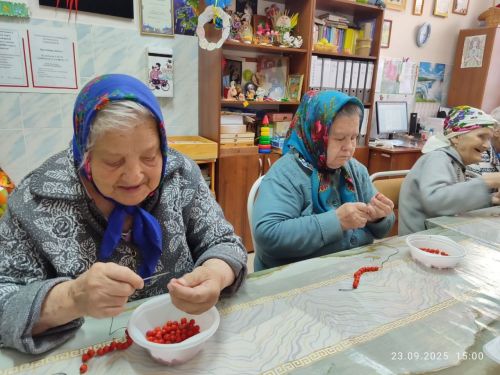Рябиновые бусы: мастер-класс для тепла и уюта в Нурлатском доме-интернате