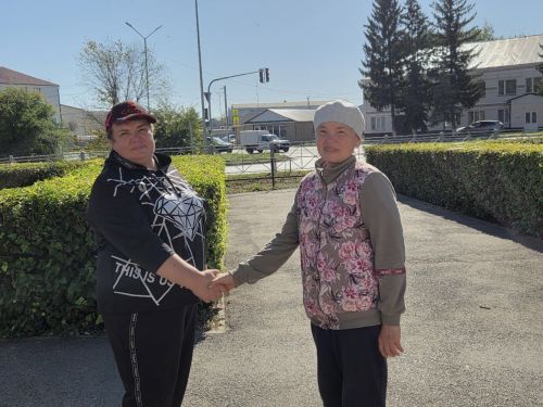 Нурлатские активисты украсили цветами памятник ветеранам-десантникам