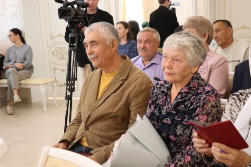 Бриллиантовые, изумрудные и золотые: в Нурлате чествовали юбиляров семейной жизни