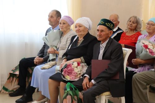 Бриллиантовые, изумрудные и золотые: в Нурлате чествовали юбиляров семейной жизни