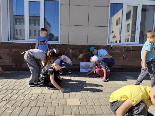 Яркие краски лета: в нурлатской библиотеке устроили флешмоб рисунков