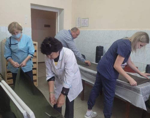 Жители Нурлатского дома-интерната плетут маскировочные сети для военных
