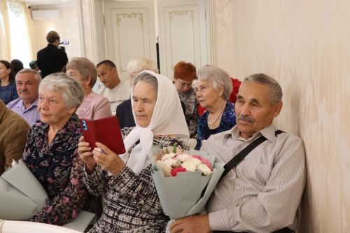 Бриллиантовые, изумрудные и золотые: в Нурлате чествовали юбиляров семейной жизни