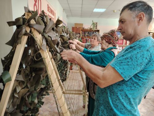 Жители Нурлатского дома-интерната плетут маскировочные сети для военных