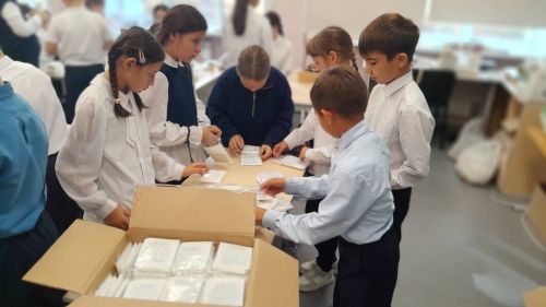 Якушкинские школьники, отложив дела, поддержали участников СВО