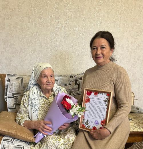 Ветеран труда Альфия Мирзаевна Хуснутдинова принимает поздравления с 90-летним юбилеем